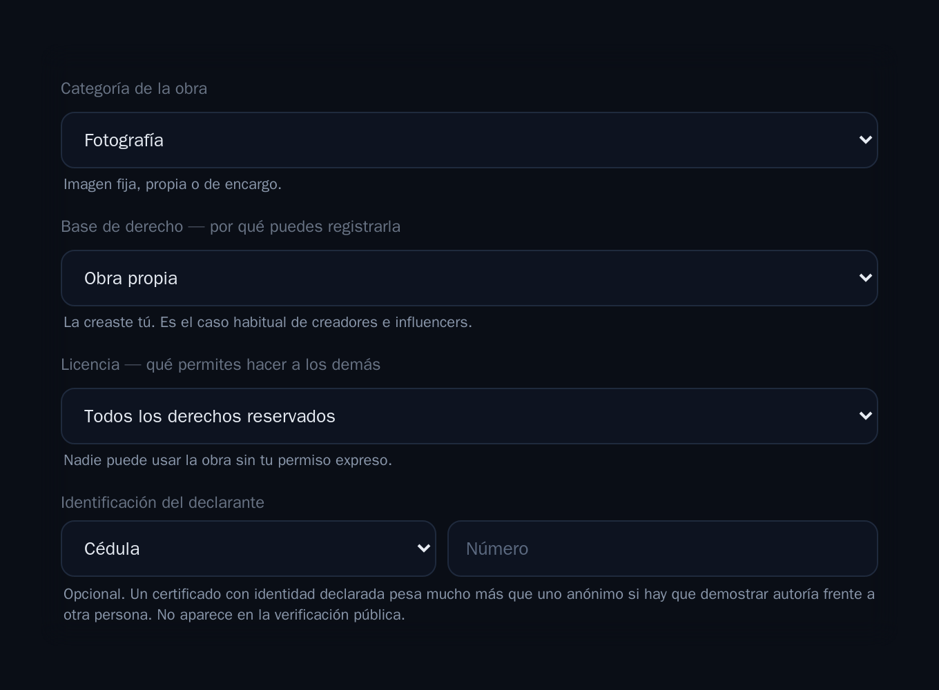 La sección «Declaración ampliada» del formulario de Veritas UGC, desplegada y rellenada con el ejemplo: categoría Fotografía, base de derecho Obra propia, licencia Todos los derechos reservados e identificación por cédula. Bajo cada desplegable aparece una línea de ayuda.